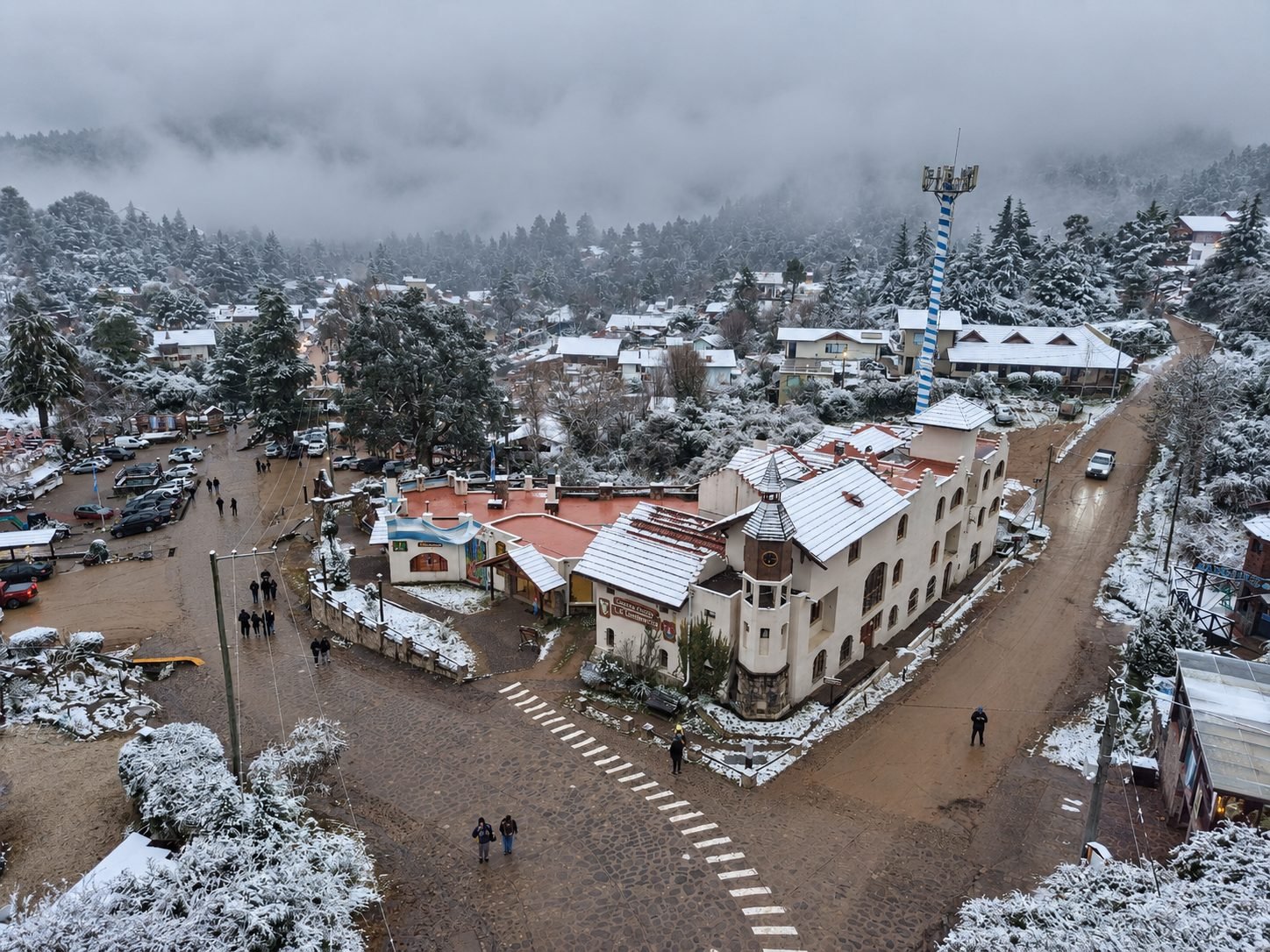 Vista aérea con drone de La Cumbrecita nevada, Córdoba
