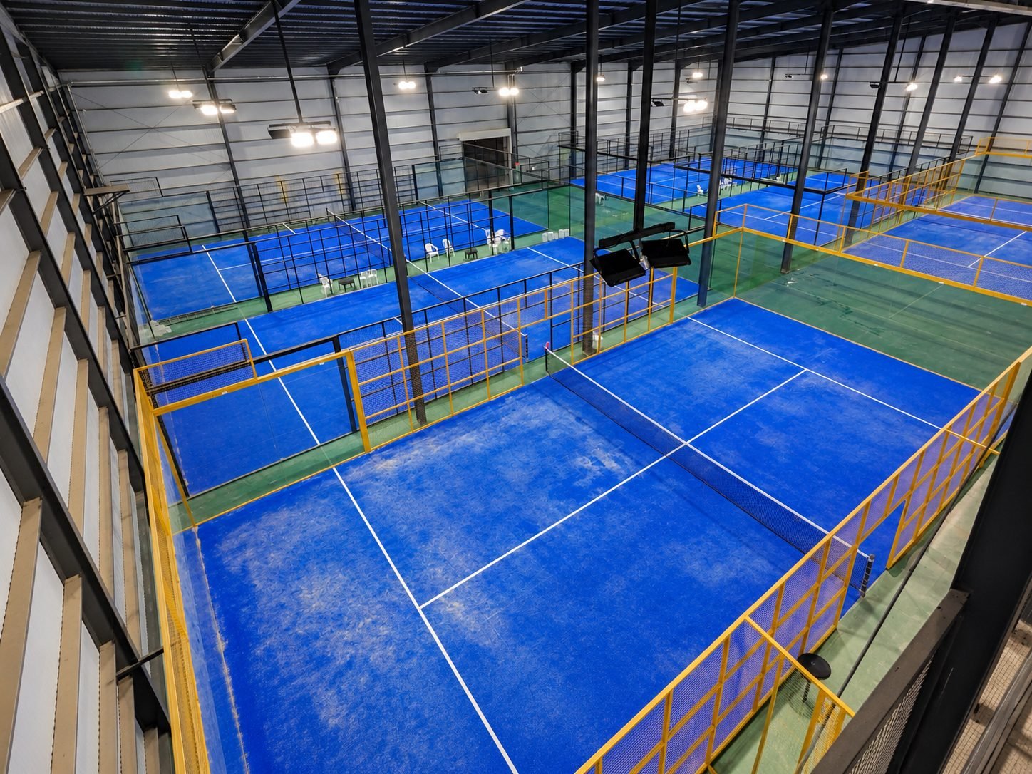 Canchas de pádel techadas de El Norte CD, tomadas con drone