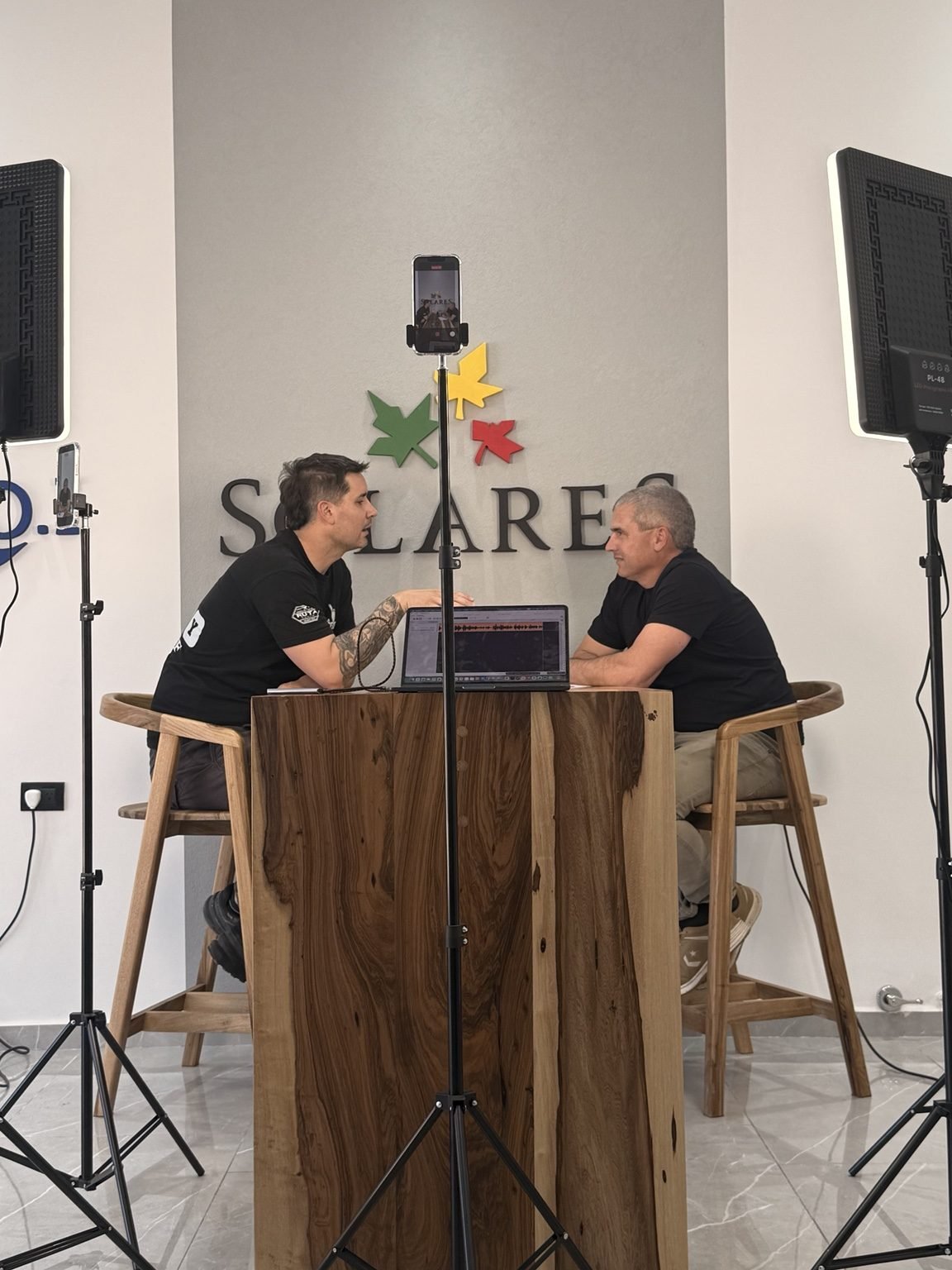 Grabación del podcast Fundadores en estudio, producción audiovisual