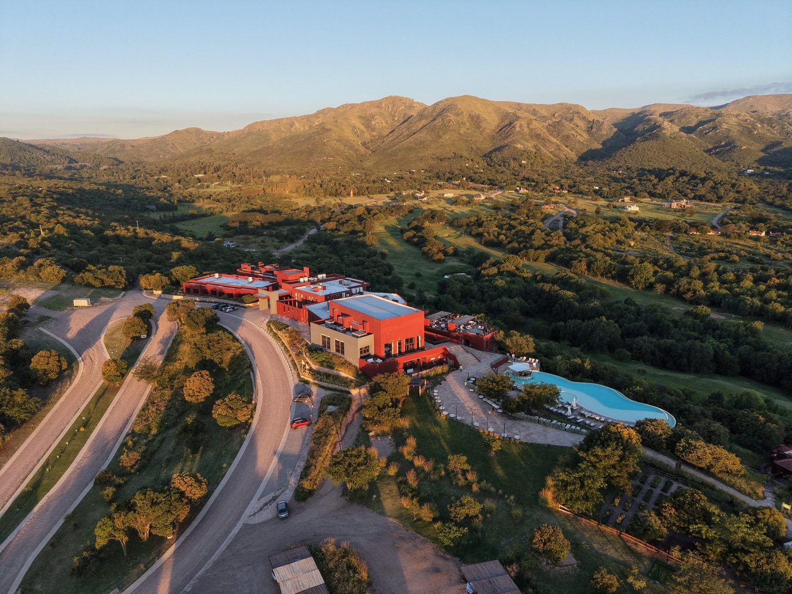 Vista aérea con drone del Resort Pueblo Nativo en Villa Giardino, Córdoba