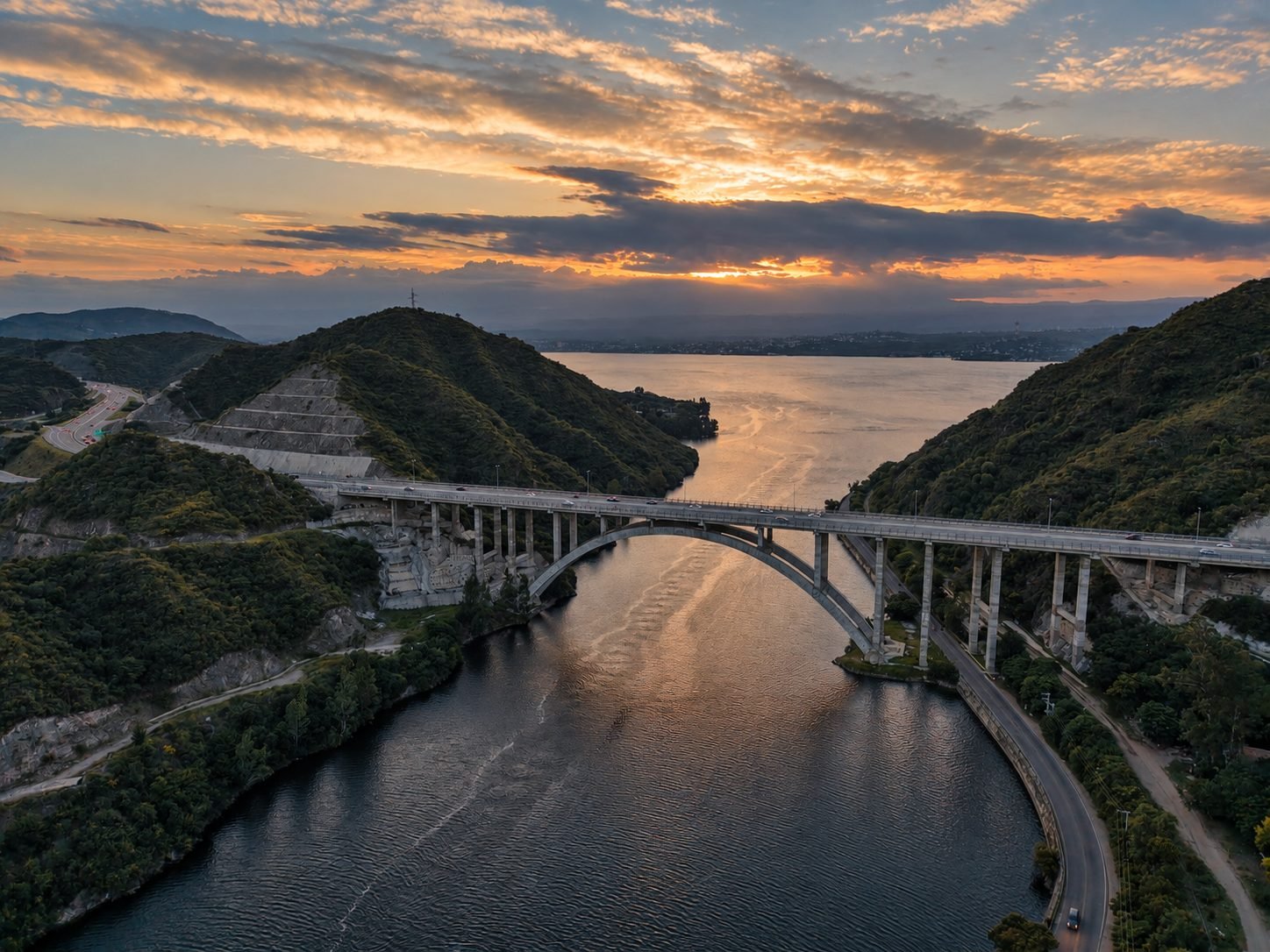 Vista aérea con drone del puente José Manuel de la Sota en Villa Carlos Paz al atardecer