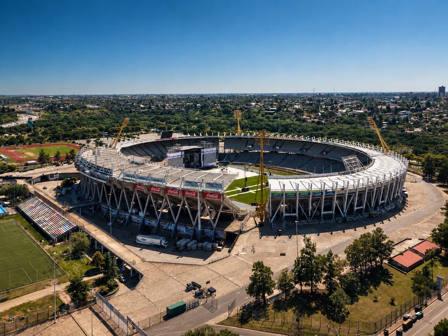 Vista aérea con drone del estadio preparado para el show de Pity Álvarez